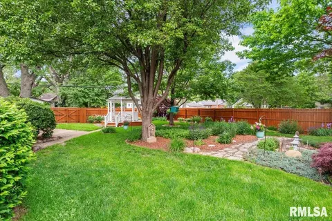 Exterior - 1239 Monument Ave, Springfield, IL 62702 photo 6 of 12