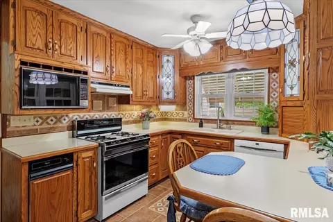 Kitchen - 1239 Monument Ave, Springfield, IL 62702 photo 3 of 3