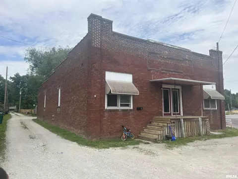 111 W 2nd St, Taylorville, IL 62568