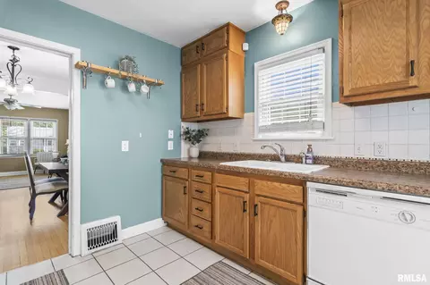 Kitchen - 1622 W Cook St, Springfield, IL 62704 photo 3 of 3