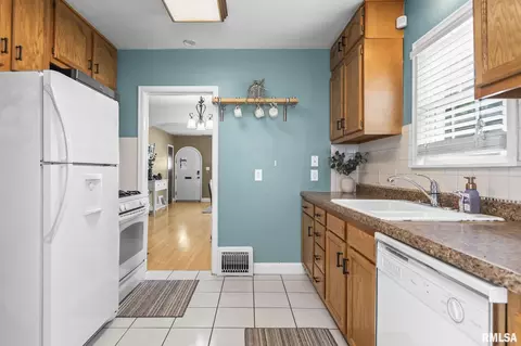 Kitchen - 1622 W Cook St, Springfield, IL 62704 photo 2 of 3