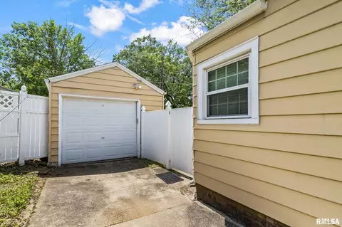 Exterior - 1622 W Cook St, Springfield, IL 62704 photo 6 of 8
