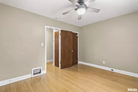 Bedroom - 1622 W Cook St, Springfield, IL 62704 photo 3 of 4