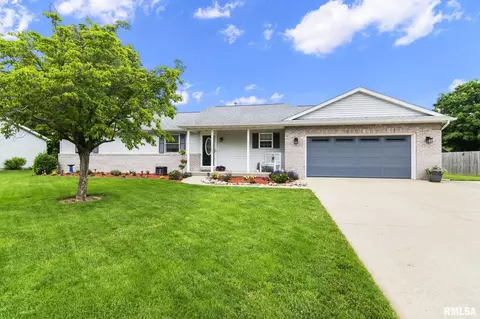 3785 Oakwood Cir, Taylorville, IL 62568