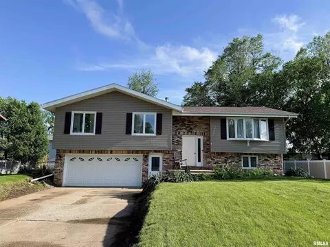1666 Outrigger Rd, Galesburg, IL 61401