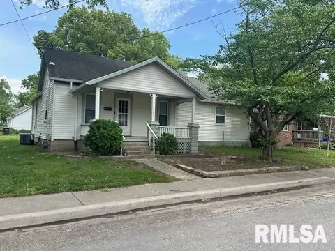 1001 Esther St, Taylorville, IL 62568
