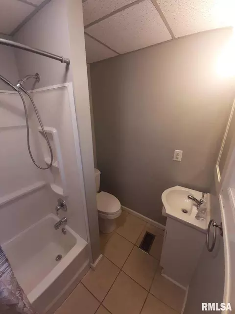 Bath - 1312 N 3rd St, Springfield, IL 62702 photo 1 of 2