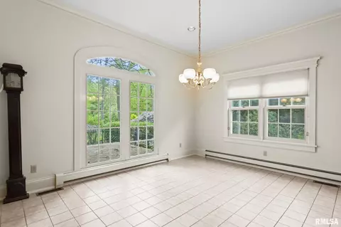 Dining - 1044 Williams Blvd, Springfield, IL 62704 photo 5 of 5