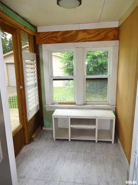 Exterior - 2536 S 10th St, Springfield, IL 62703 photo 6 of 13