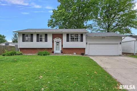 26 Groton Dr, Springfield, IL 62702