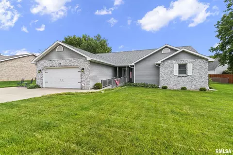 25 Whiting Dr, Divernon, IL 62530
