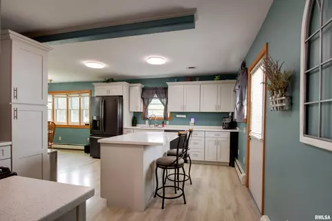 130 S State St, Mendon, IL 62351 photo 2