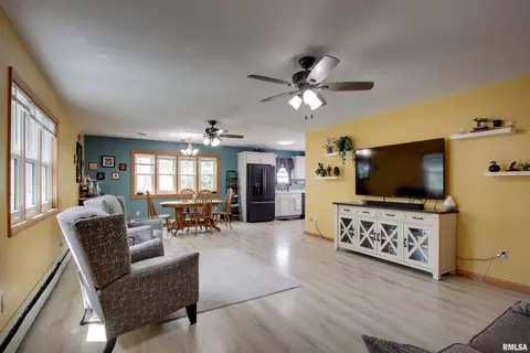 130 S State St, Mendon, IL 62351 photo 6