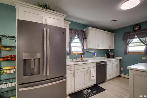 130 S State St, Mendon, IL 62351 photo 5