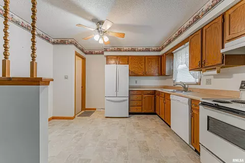 Kitchen - 133 Buckhorn Dr, Springfield, IL 62707 photo 1 of 2