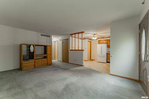 Living - 133 Buckhorn Dr, Springfield, IL 62707 photo 1 of 2