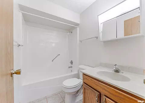 Bath - 133 Buckhorn Dr, Springfield, IL 62707 photo 2 of 2