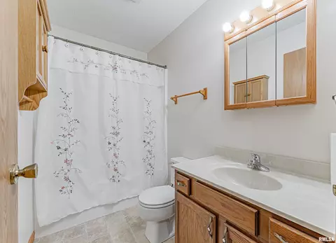 Bath - 133 Buckhorn Dr, Springfield, IL 62707 photo 1 of 2