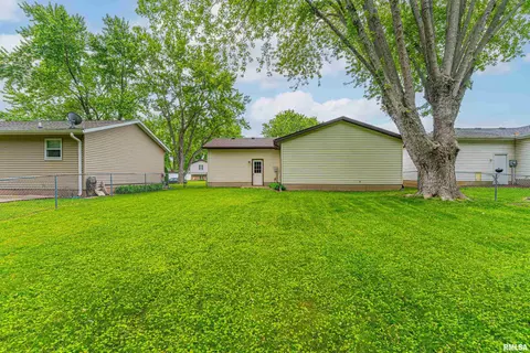 Exterior - 133 Buckhorn Dr, Springfield, IL 62707 photo 2 of 2
