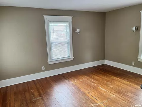 Bedroom - 626 W Edwards St, Springfield, IL 62704 photo 2 of 2