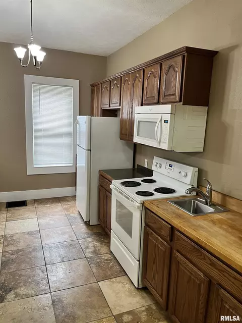 Kitchen - 626 W Edwards St, Springfield, IL 62704 photo 1 of 2