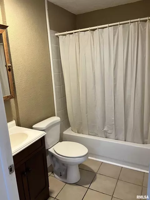 Bath - 626 W Edwards St, Springfield, IL 62704 photo 1 of 1