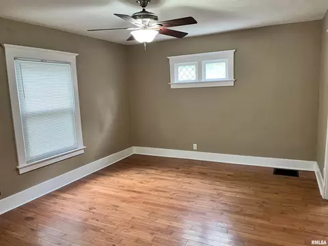 Living - 626 W Edwards St, Springfield, IL 62704 photo 1 of 2