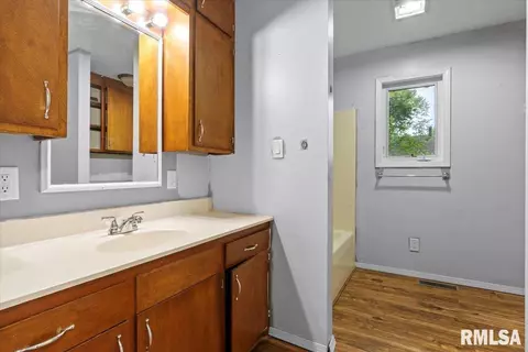 Bath - 2011 E Keys Ave, Springfield, IL 62702 photo 1 of 1