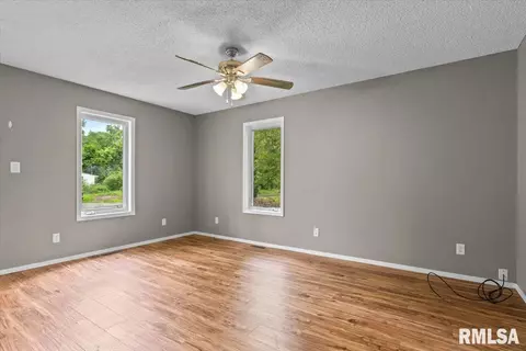 Living - 2011 E Keys Ave, Springfield, IL 62702 photo 2 of 5