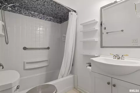 Bath - 2236 Warson Rd, Springfield, IL 62704 photo 4 of 5