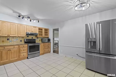 Kitchen - 2236 Warson Rd, Springfield, IL 62704 photo 2 of 3