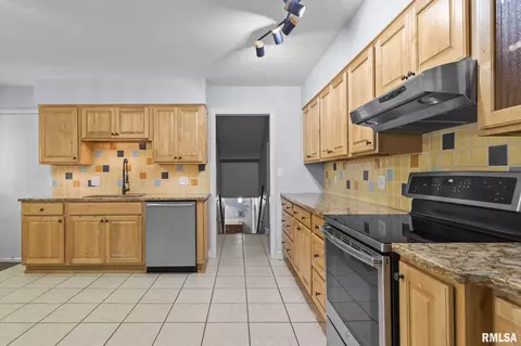 Kitchen - 2236 Warson Rd, Springfield, IL 62704 photo 3 of 3