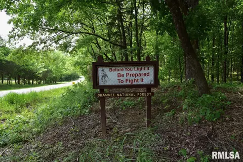 004 Battleford Rd, Stonefort, IL 62987