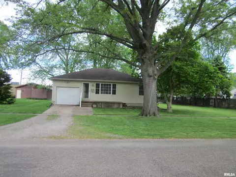 215 S Logan St, Mason City, IL 62664