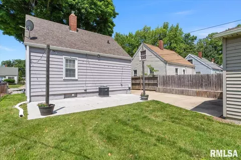 Exterior - 2036 N 22nd St, Springfield, IL 62702 photo 3 of 5