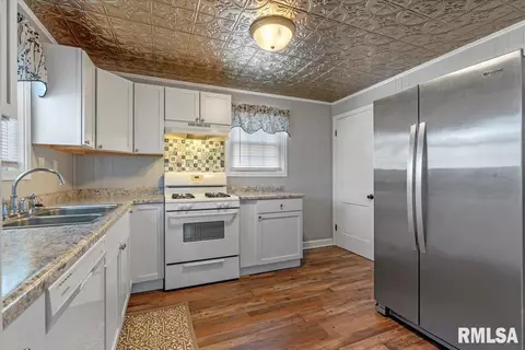 Kitchen - 2036 N 22nd St, Springfield, IL 62702 photo 2 of 2
