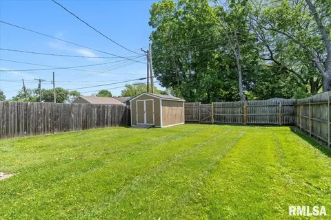 Exterior - 2036 N 22nd St, Springfield, IL 62702 photo 4 of 5