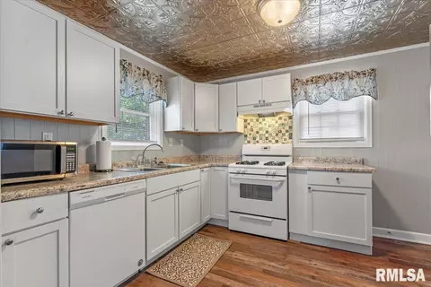 Kitchen - 2036 N 22nd St, Springfield, IL 62702 photo 1 of 2