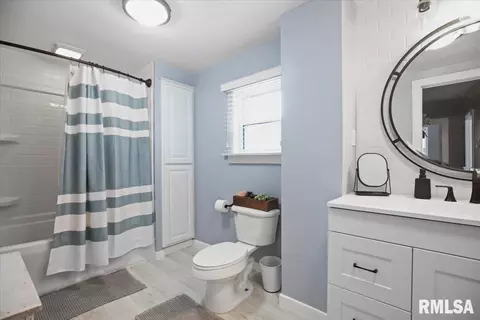 Bath - 1412 Walnut St, Springfield, IL 62704 photo 1 of 1