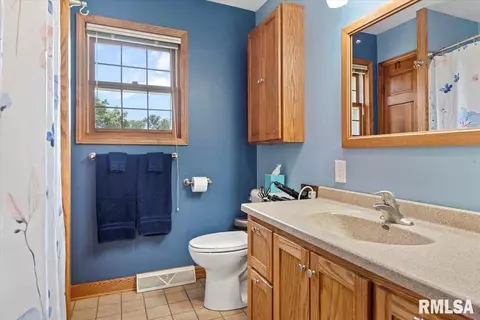 Bath - 7 Marshall Ct, Springfield, IL 62712 photo 2 of 4