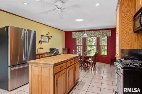 Kitchen - 7 Marshall Ct, Springfield, IL 62712 photo 2 of 7