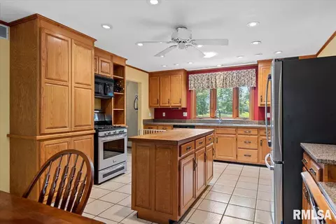 Kitchen - 7 Marshall Ct, Springfield, IL 62712 photo 5 of 7