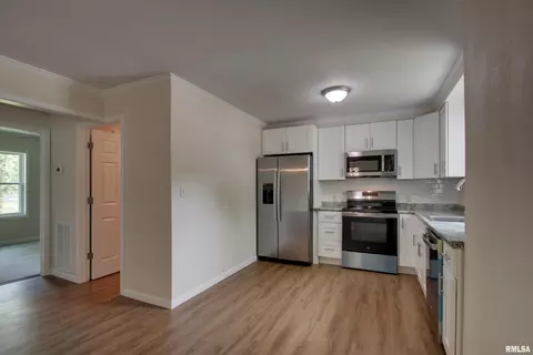 216 E Benson St, Pittsfield, IL 62363 photo 7