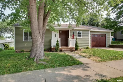 216 E Benson St, Pittsfield, IL 62363 photo 2