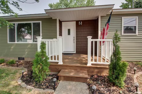216 E Benson St, Pittsfield, IL 62363 photo 3