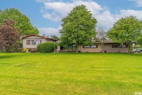 1354 Airport Rd, Lincoln, IL 62656