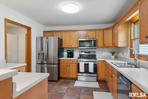 Kitchen - 6723 Phlox Dr, Springfield, IL 62712 photo 2 of 4