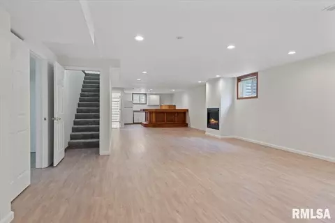 Living - 6723 Phlox Dr, Springfield, IL 62712 photo 2 of 2