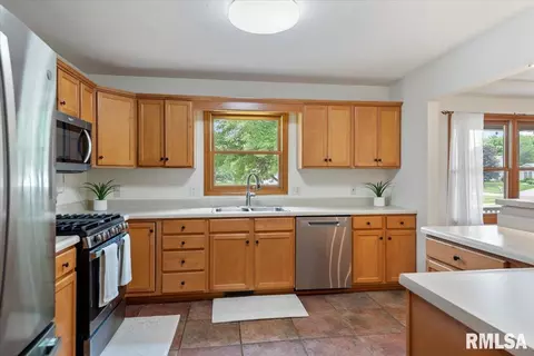 Kitchen - 6723 Phlox Dr, Springfield, IL 62712 photo 4 of 4