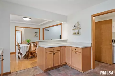 Kitchen - 6723 Phlox Dr, Springfield, IL 62712 photo 3 of 4
